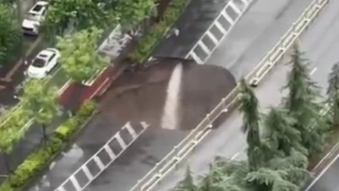 西安在建地铁8号线突发事故致路陷