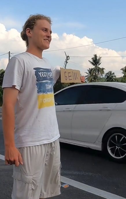 视频|2外国男搭便车“穷游”大马 网民不爽:“别来占便宜!”