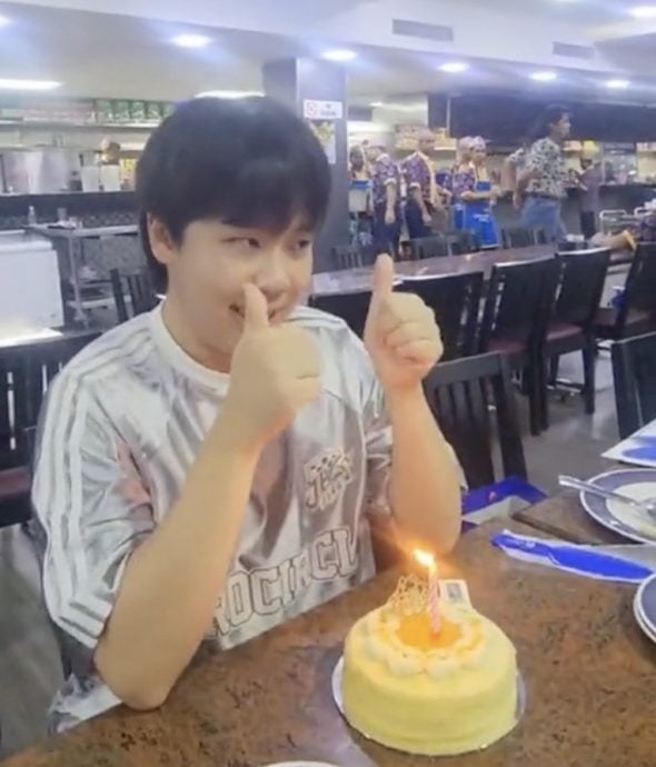 视频|一个大马!嘛嘛档庆生获友送惊喜蛋糕 寿星感动热情食客唱歌祝贺