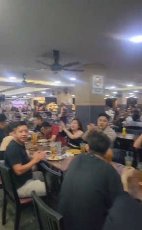 视频|一个大马!嘛嘛档庆生获友送惊喜蛋糕 寿星感动热情食客唱歌祝贺