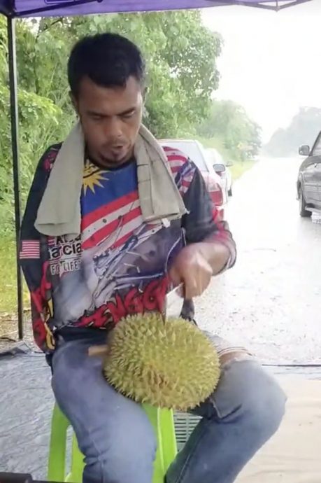 视频|人残志坚!独臂男开档卖榴莲 网赞:“单手剥榴梿 比健全者还厉害”