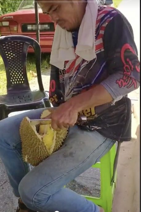 视频|人残志坚!独臂男开档卖榴莲 网赞:“单手剥榴梿 比健全者还厉害”