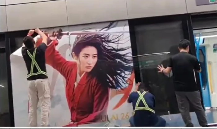 视频|再见神仙姐姐和蜘蛛人! MRT站过期电影广告终于拆了!