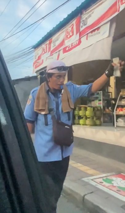 视频|印尼泊车员工撞脸Bruno Mars 网笑:“一个饼印”