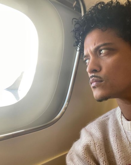 视频|印尼泊车员工撞脸Bruno Mars 网笑:“一个饼印”