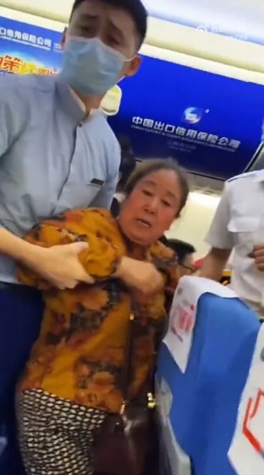 视频/大妈癫丧蛮抢靠窗位 网民：年龄不是违法的挡箭牌