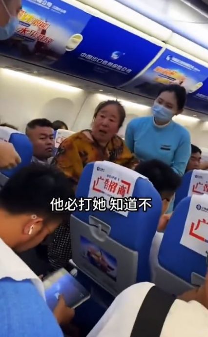 视频/大妈癫丧蛮抢靠窗位 网民：年龄不是违法的挡箭牌