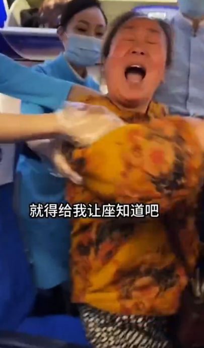 视频/大妈癫丧蛮抢靠窗位 网民：年龄不是违法的挡箭牌