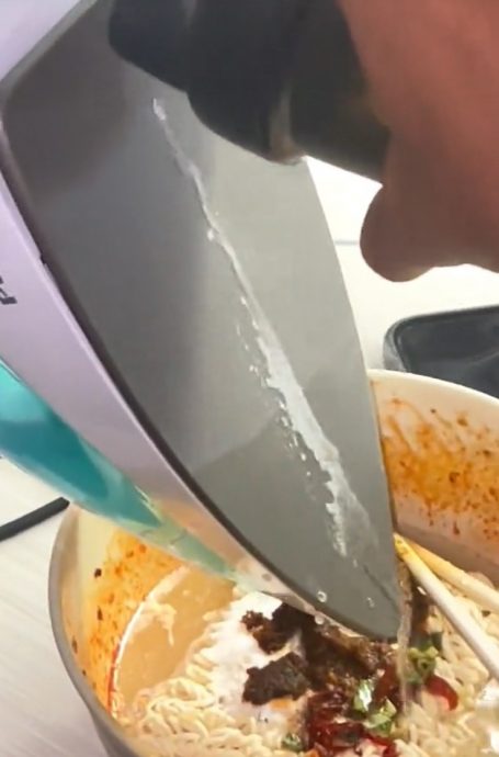 视频|大学生利用熨斗煮沸水 3分钟煮好一碗快熟面