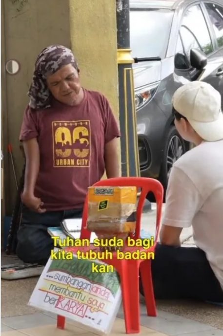 视频|残疾大叔街头卖画自力更生 “珍惜上苍给的身体”