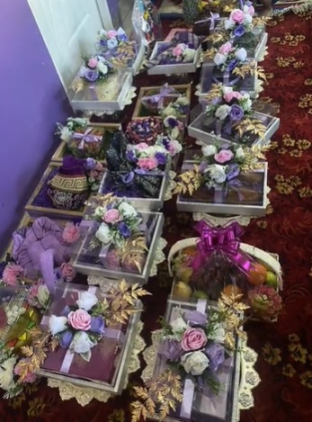 视频|订婚男方亲友送礼摆满屋内 新娘意外：“说好9份变70份”