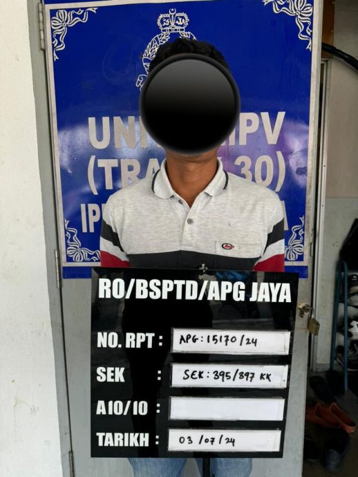 警设路障盘查轿车 揭外劳无照驾匪车