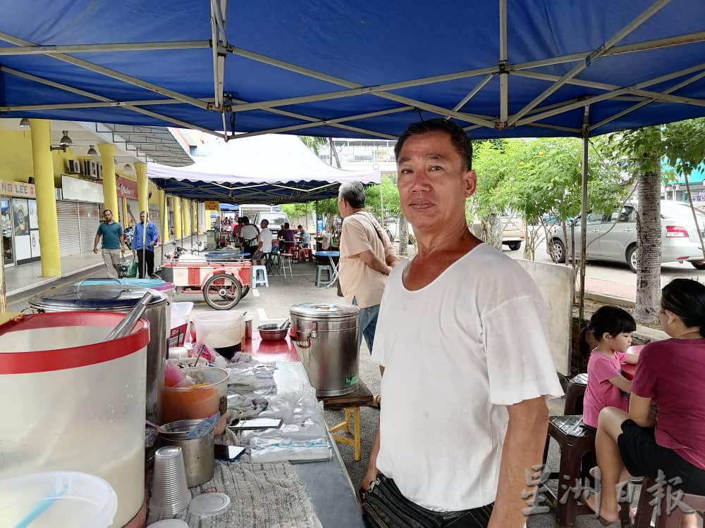 让路关丹大巴刹装修工程,露天熟食摊位移至环球超市前。