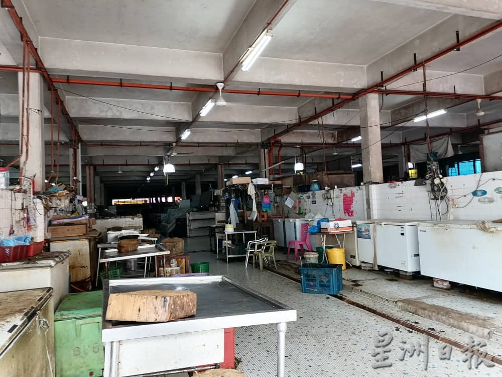 让路关丹大巴刹装修工程,露天熟食摊位移至环球超市前。