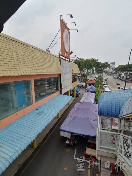 让路关丹大巴刹装修工程,露天熟食摊位移至环球超市前。