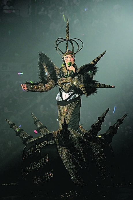 许志安挺过偷吃风波 任郑秀文演唱会嘉宾合唱