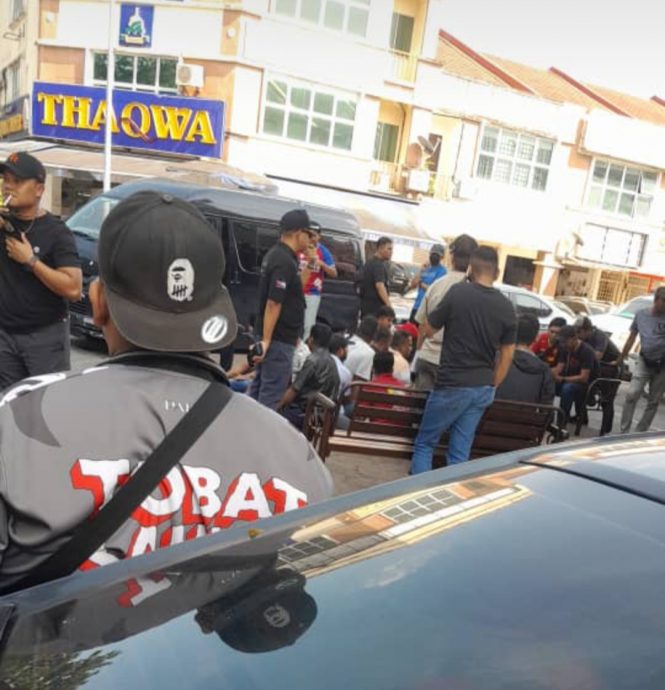 请签发-大都会13/新张迷你超市涉走廊宰鸡鱼,移民局扫荡扣逾60名外劳/4图