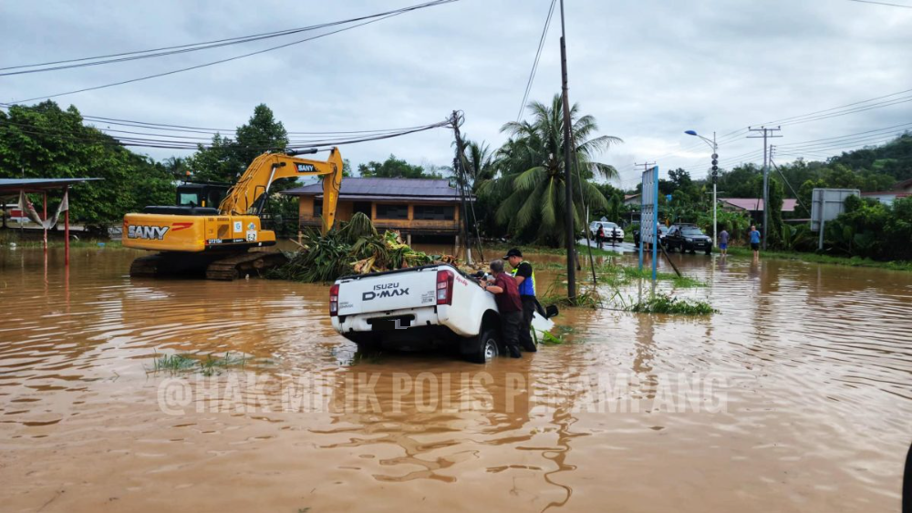 货卡跌落坑老妇受困 兵警区主任背离险境