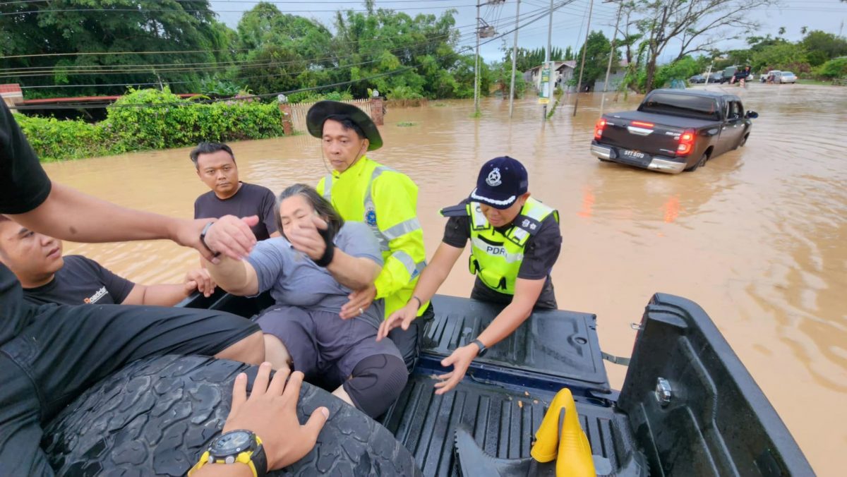 货卡跌落坑老妇受困 兵警区主任背离险境