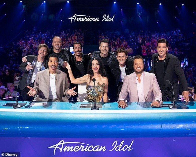 超级长裙穿上瘾 　凯蒂佩莉造型背后有意义