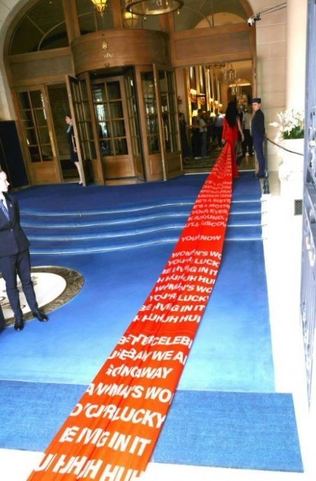 超级长裙穿上瘾 　凯蒂佩莉造型背后有意义