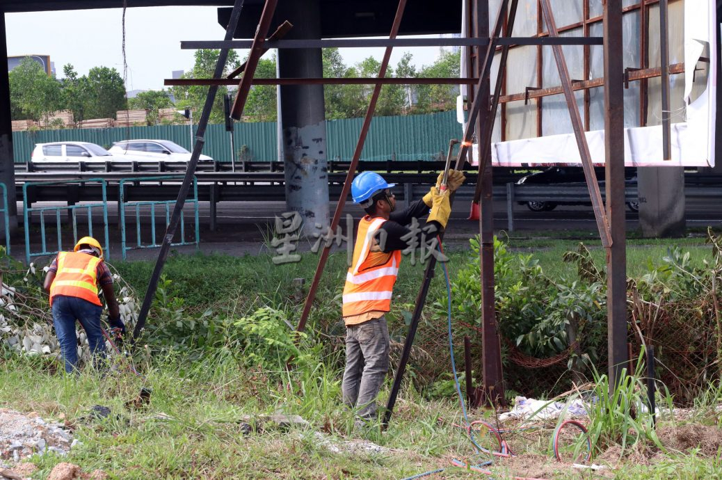 违规屡劝不听芙市厅动手了 大道非法广告牌拆!