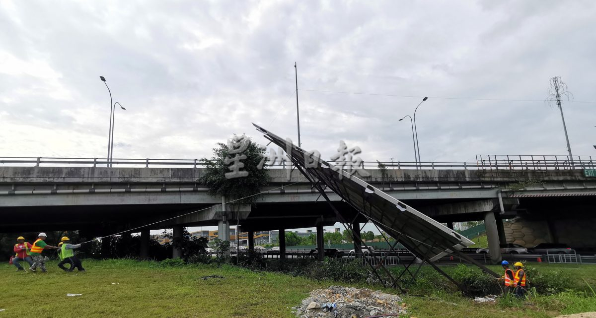 违规屡劝不听芙市厅动手了 大道非法广告牌拆!