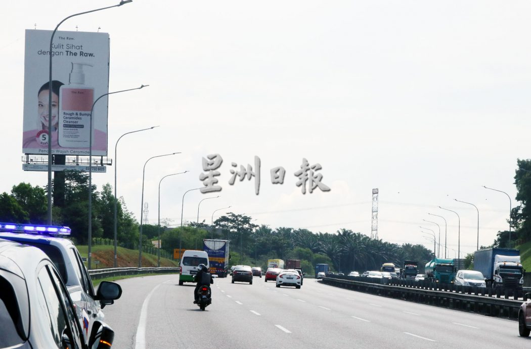 违规屡劝不听芙市厅动手了 大道非法广告牌拆!