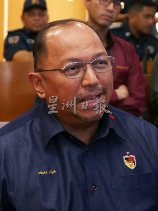 违规屡劝不听芙市厅动手了 大道非法广告牌拆!