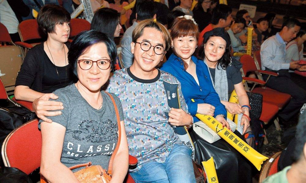 邓兆尊有四奶? 挽手逛街态度亲昵