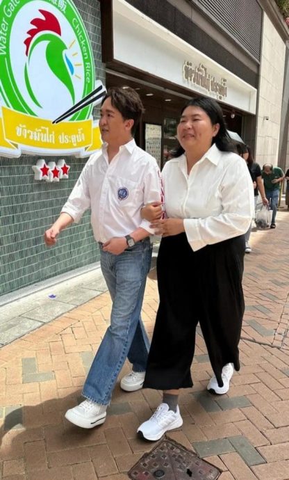 邓兆尊有四奶? 挽手逛街态度亲昵