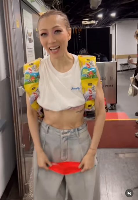 郑秀文合唱失控爆哭 许志安微笑点头回应