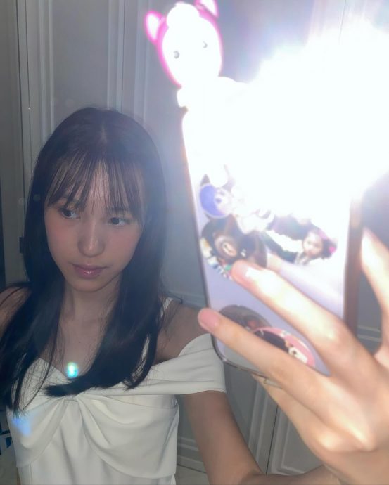 郭可盈14岁女儿晒结业礼照片 略施脂粉成最美校花