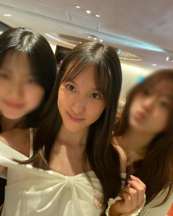 郭可盈14岁女儿晒结业礼照片 略施脂粉成最美校花