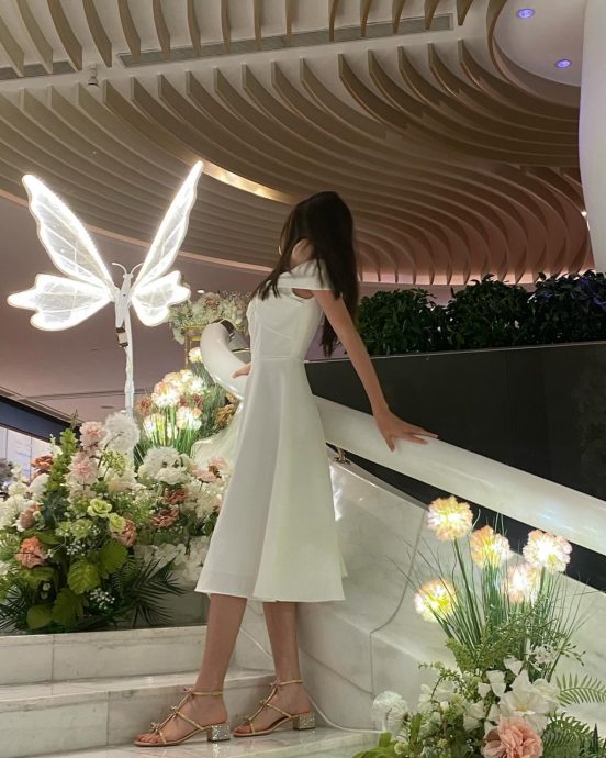 郭可盈14岁女儿晒结业礼照片 略施脂粉成最美校花