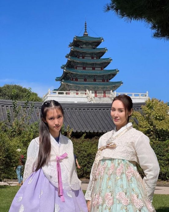 郭可盈14岁女儿晒结业礼照片 略施脂粉成最美校花