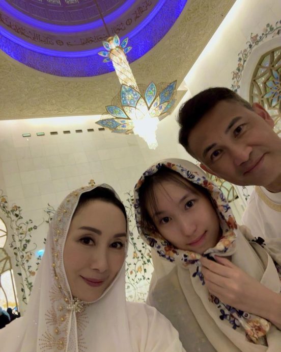 郭可盈14岁女儿晒结业礼照片 略施脂粉成最美校花