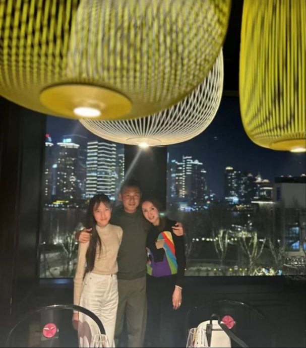 郭可盈14岁女儿晒结业礼照片 略施脂粉成最美校花