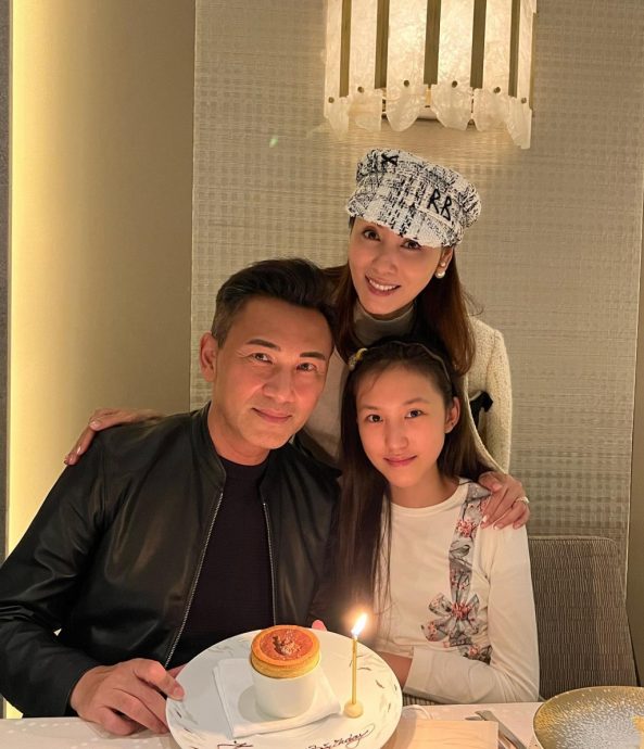 郭可盈14岁女儿晒结业礼照片 略施脂粉成最美校花