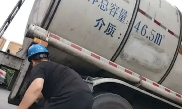 配图 国务院彻查化工运油车装食油事件 多间餐饮店停用中储粮食油