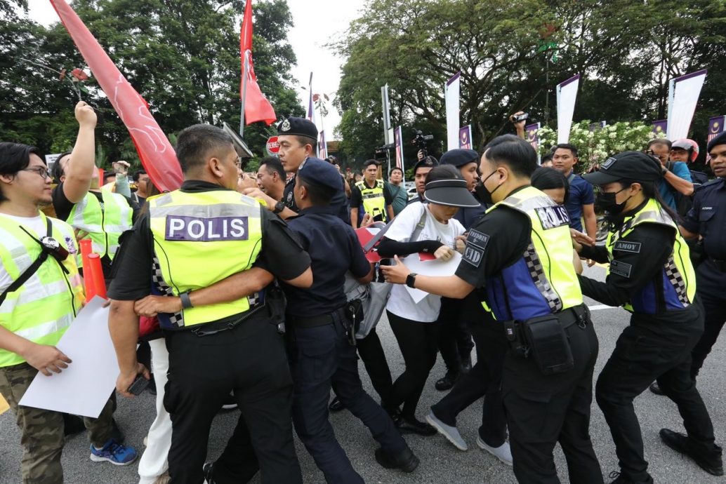 队员被掐颈 遗照遭破坏 “正义之行”:我们不是罪犯!