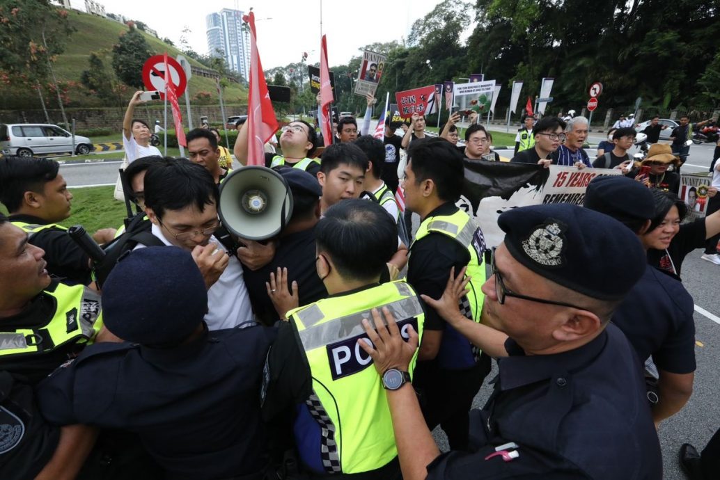 队员被掐颈 遗照遭破坏 “正义之行”:我们不是罪犯!