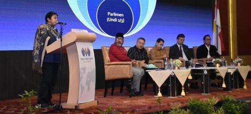  阿莎丽娜向巫统党员汇报多项课题