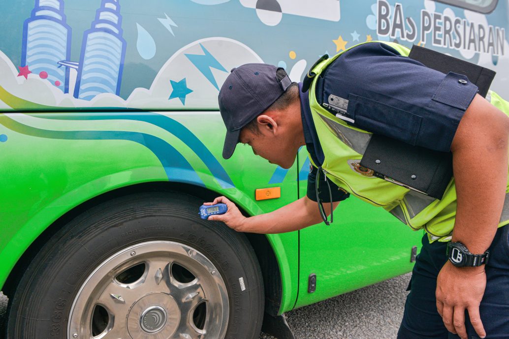 陆交局严查旅巴 3小时逮2无照1吸毒巴士司机