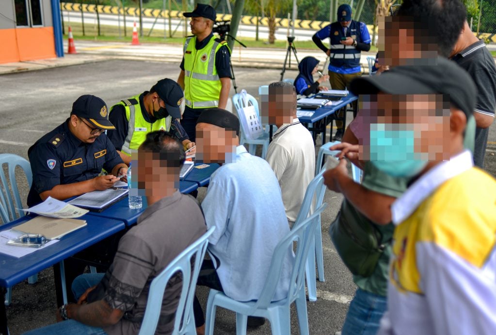 陆交局严查旅巴 3小时逮2无照1吸毒巴士司机