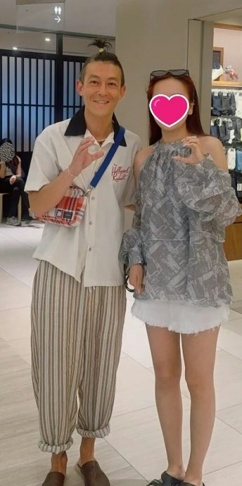 陈冠希灿笑抱粉丝合照 网民大赞直呼难得