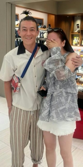 陈冠希灿笑抱粉丝合照 网民大赞直呼难得