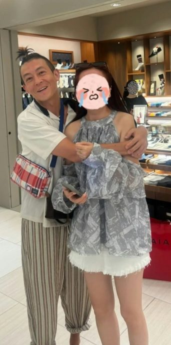 陈冠希灿笑抱粉丝合照 网民大赞直呼难得