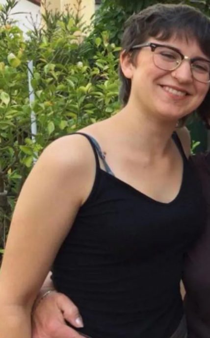 隆胸整形过度人见人怕 女子后悔:找不到真爱