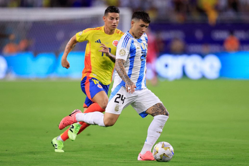 随队友齐唱歌歧视法球员 恩佐惹怒切尔西队友